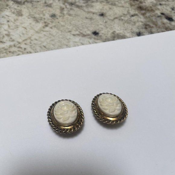 Signed Blair Delmonico Statement Clip On Earrings Gold Tone / Cream Flower - Picture 2 of 8